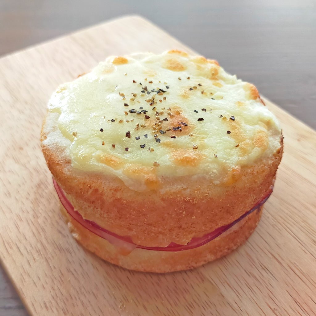 本場のクロックムッシュは食パン（仏語でパン・ド・ミ）ベースですが、食べ易いサイズにするために、ココレクトではお馴染みの「低糖質イングリッシュマフィン」ベースにしてあります。